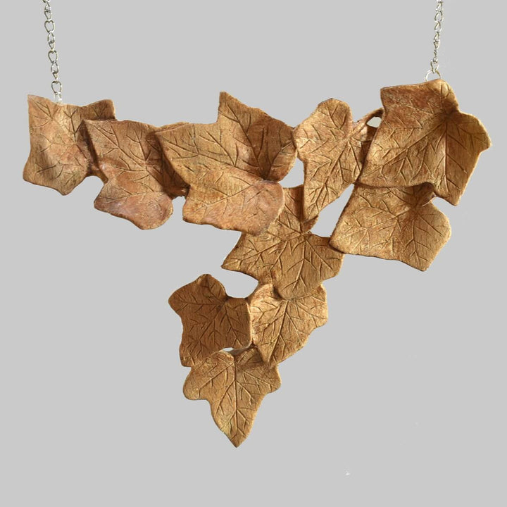 collana foglie edera scolpita in legno